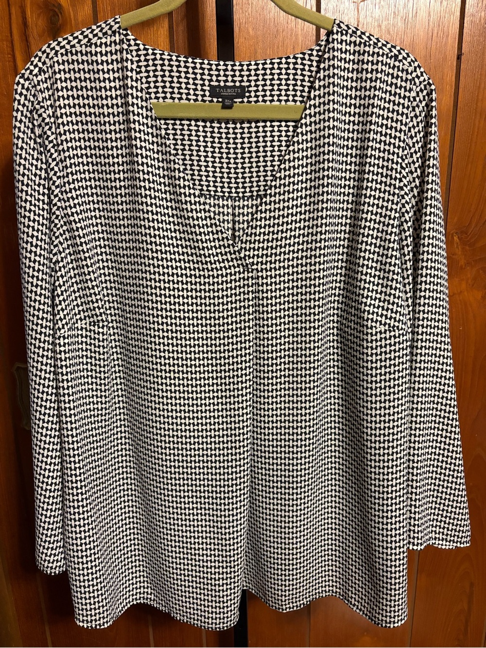 Talbots Black and White Houndstooth V-Neck Long Sleeve Top